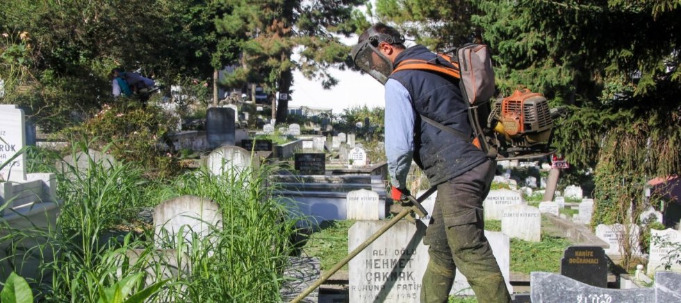 Mezarlık bakım ve temizlik işleri sürüyor
