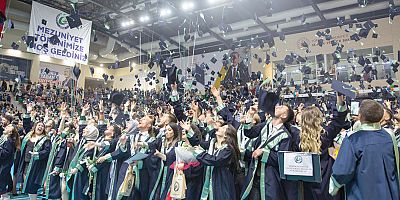 4 bin öğrenci mezuniyet sevinci yaşadı
